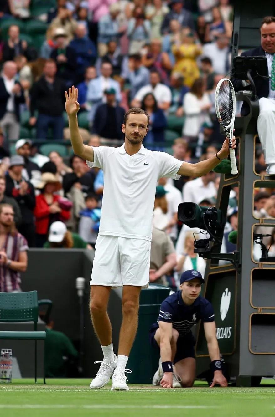 开云体育-西班牙网球队横扫澳大利亚网球队，梅德韦杰夫统治全场